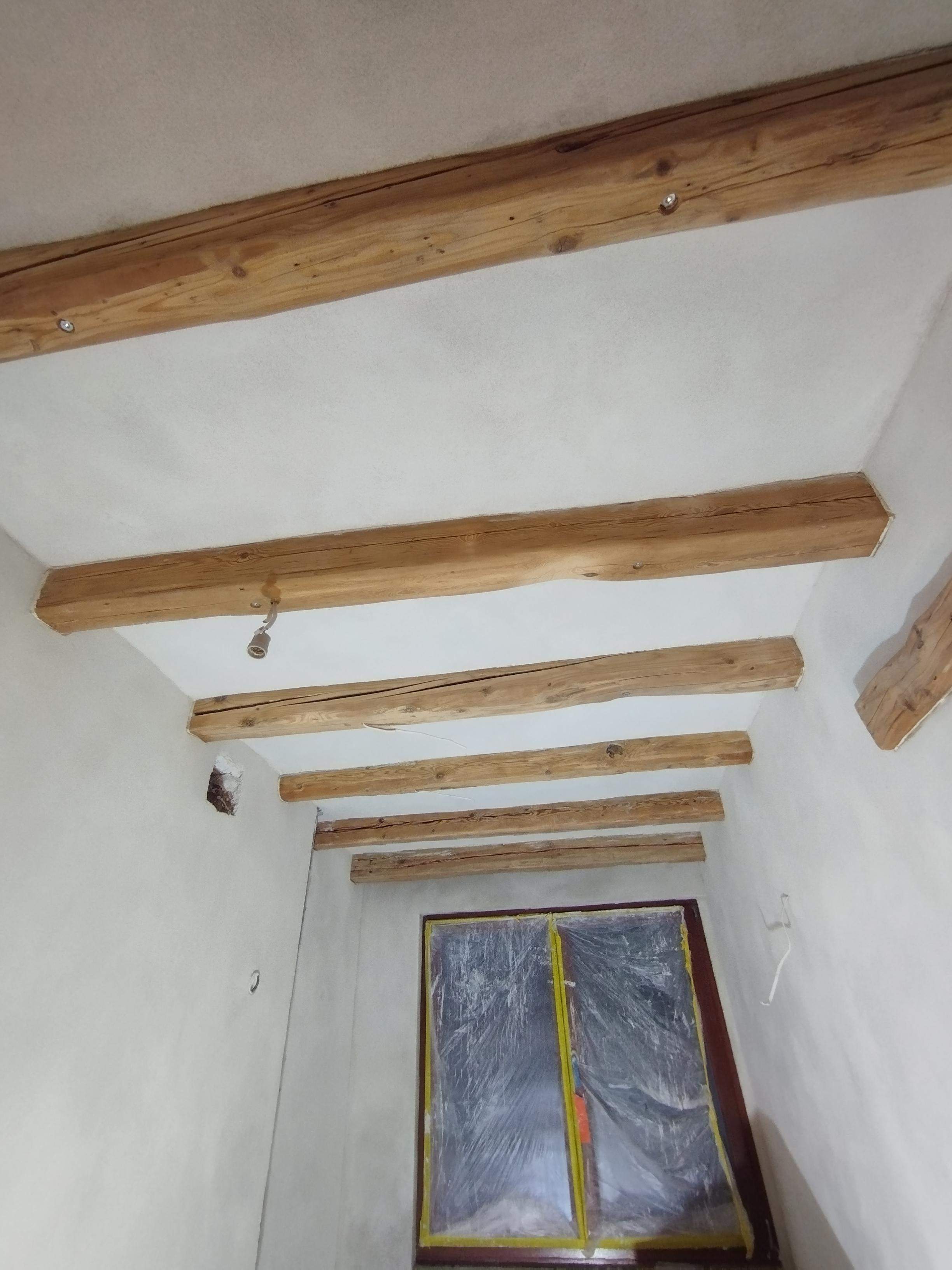 tynki wapienne belki na suficie