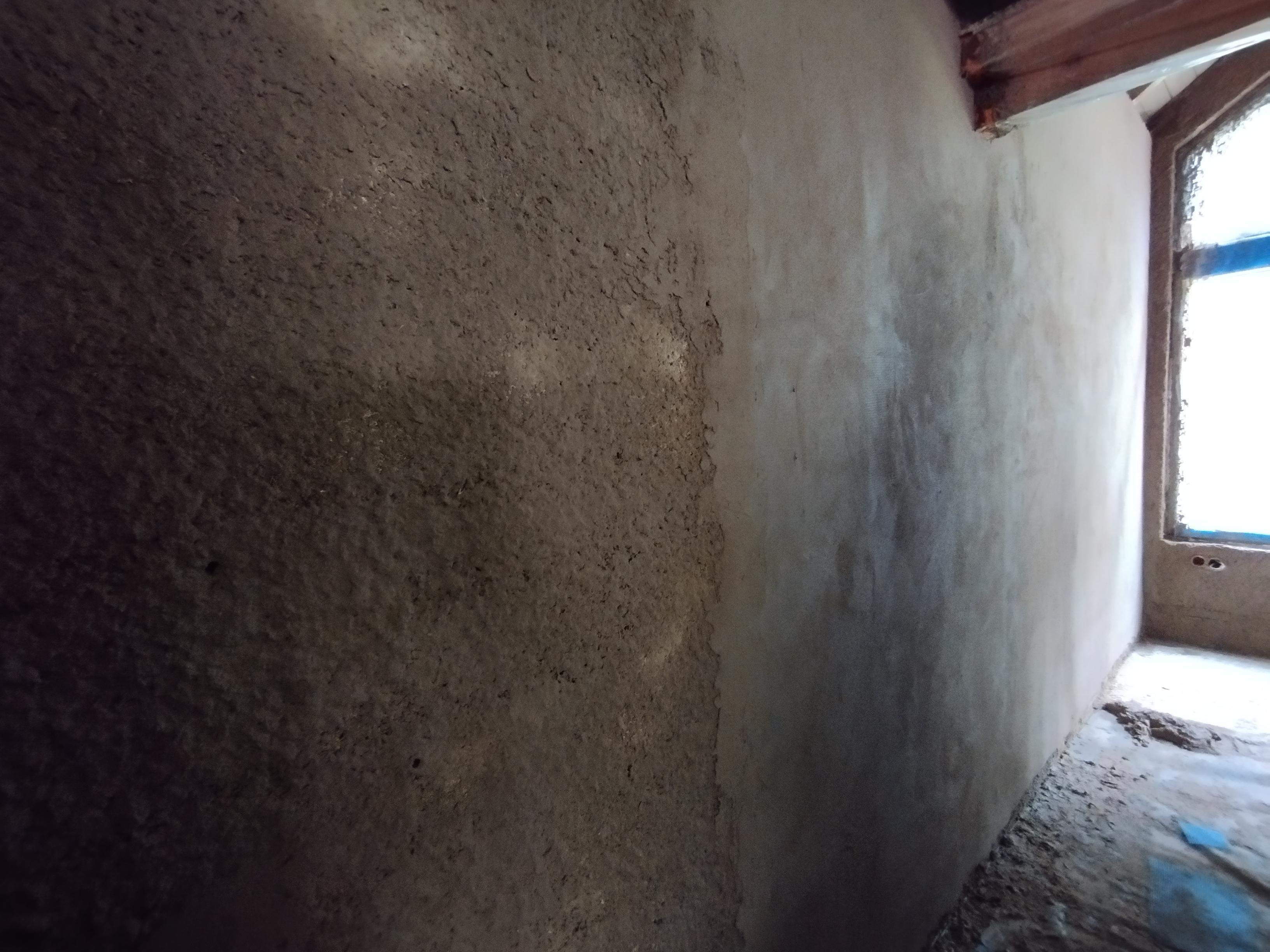 ściana w trakcie tynkowania