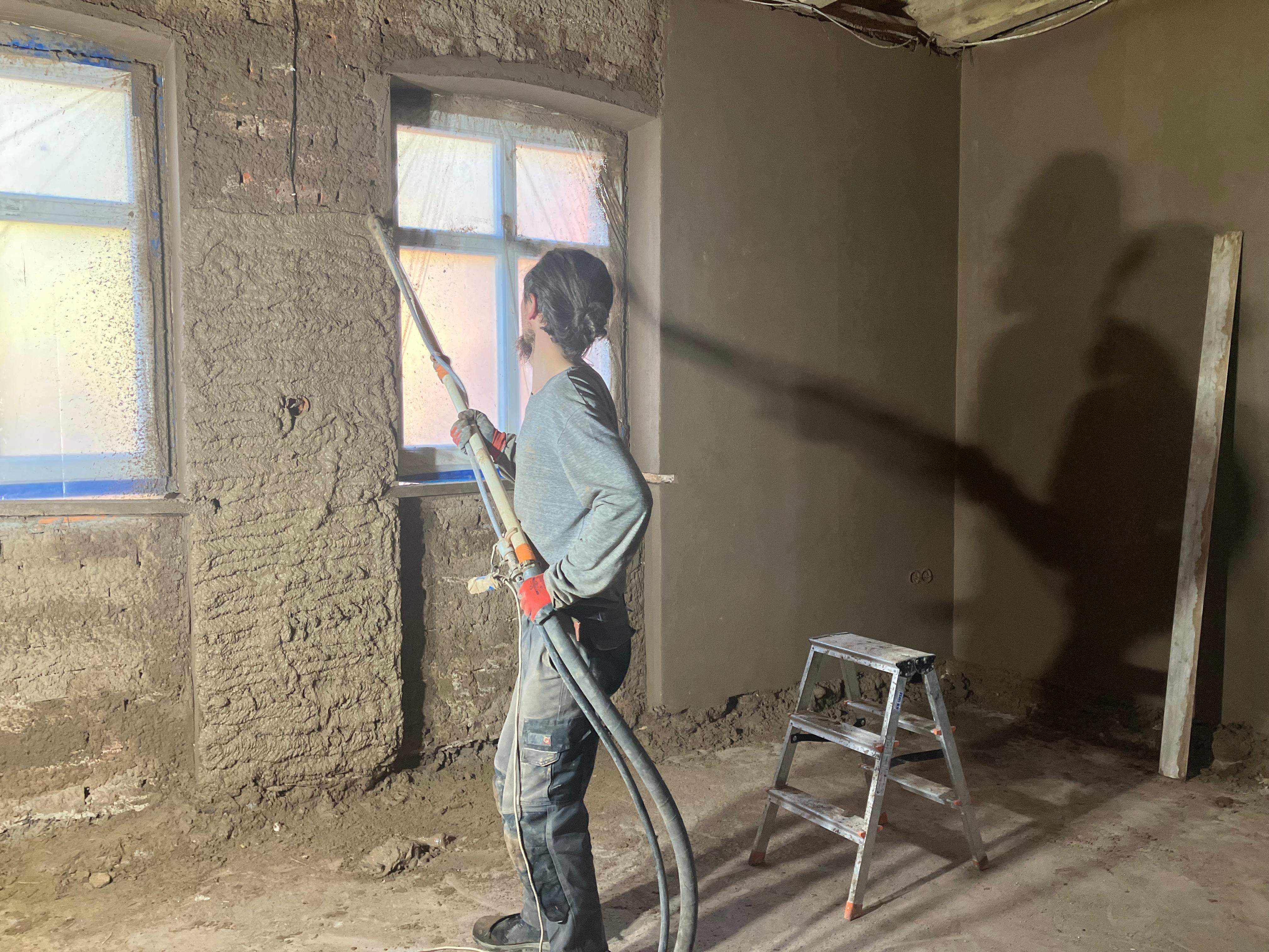 prace tynkowania w trakcie