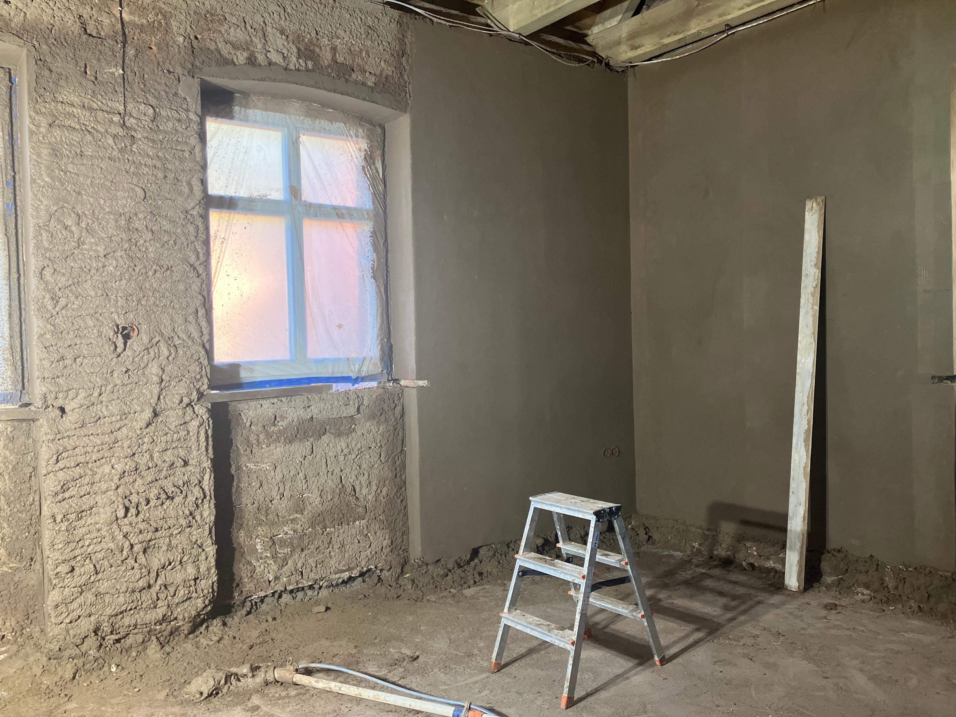 pomieszczenie z tynkiem glinianym