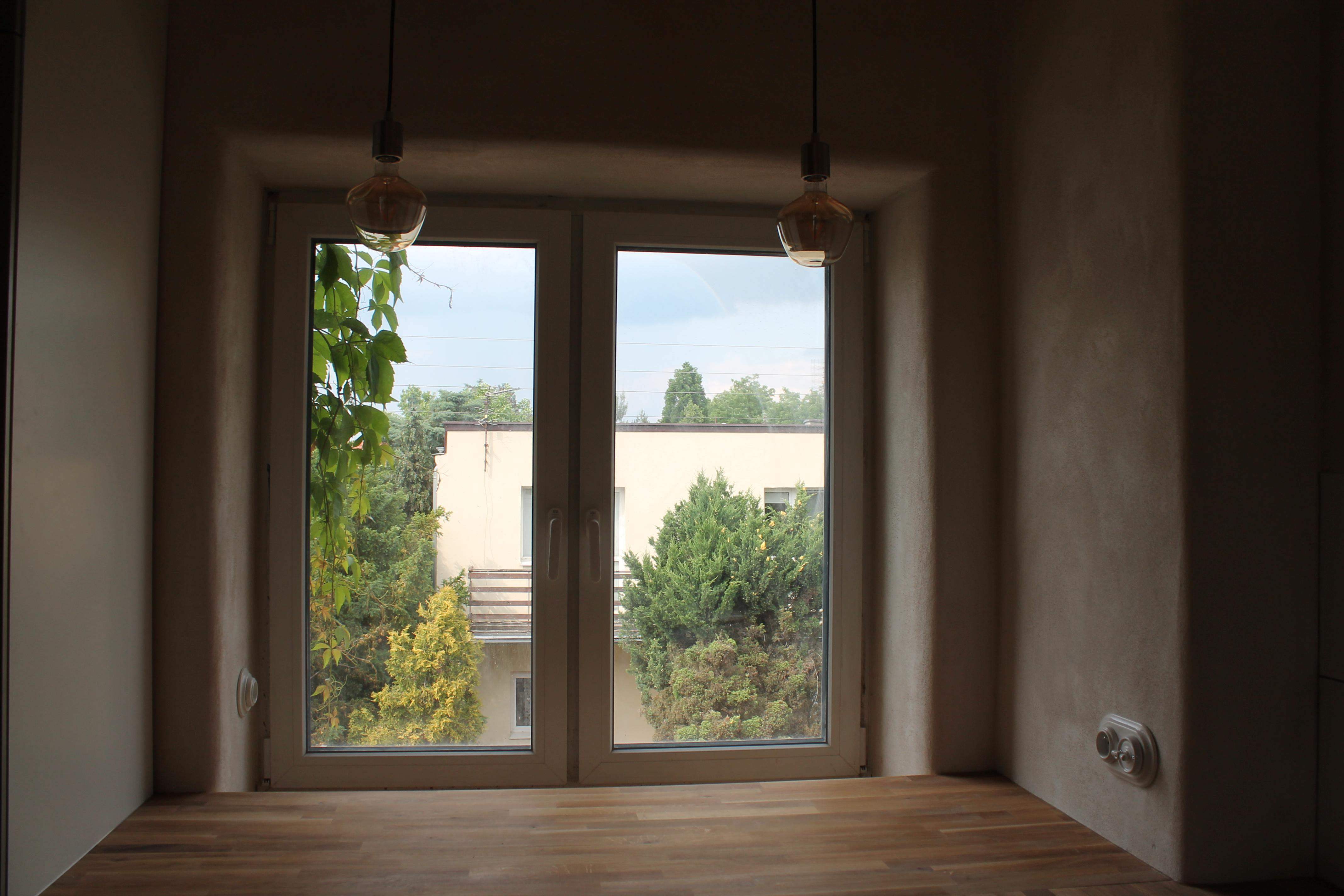 pokój na poddaszu z tynkiem wapiennym